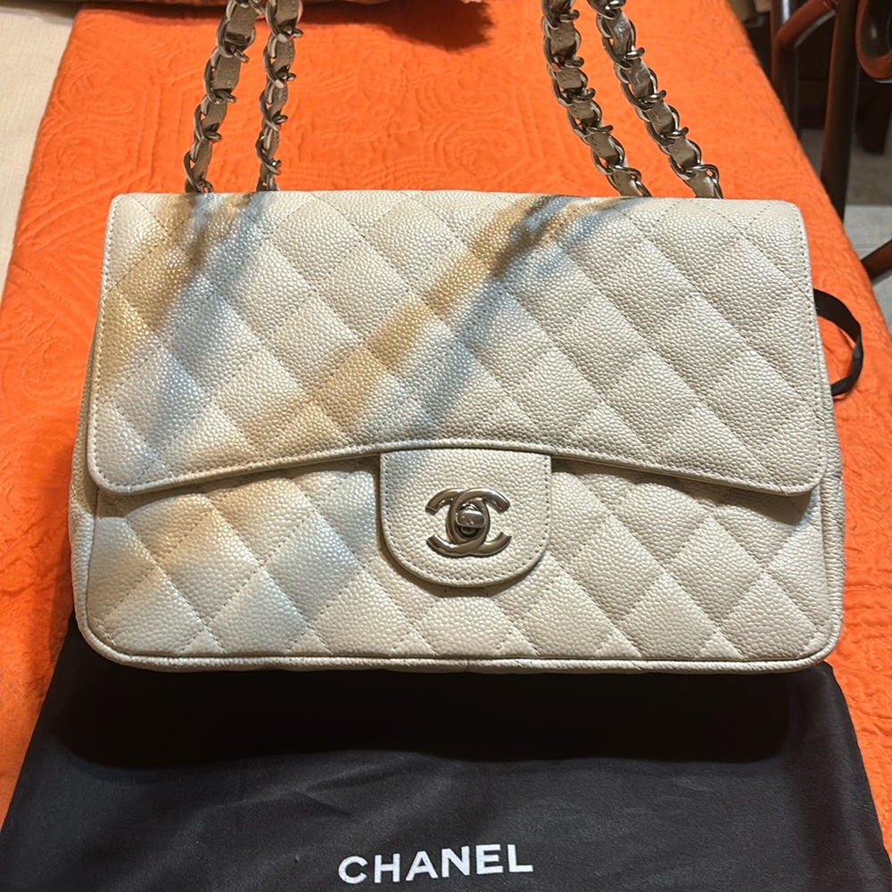 This beautiful Chanel bag is in wonderful condition.